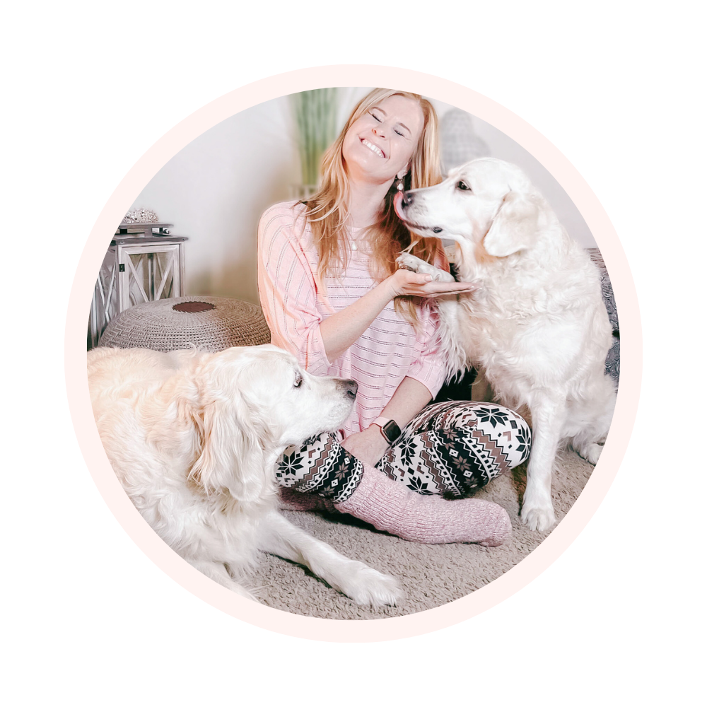 Claudia Pauliks mit Therapiehunden Nala, Kasper und Teufelchen sitzend