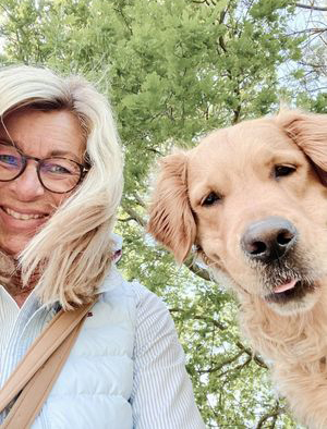 Bettina mit Albert sind Teilnehmer des Hundeerziehung-leicht-gemacht-Onlinekurses