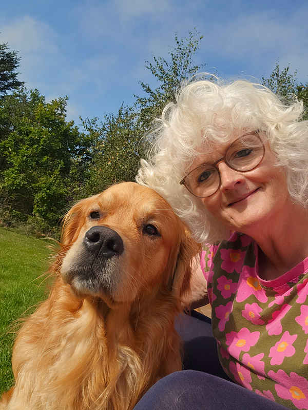 Jutta und ihr Hund Henry haben erfolgreich am Onlinekurs "Hundeerziehung leicht gemacht" teilgenommen